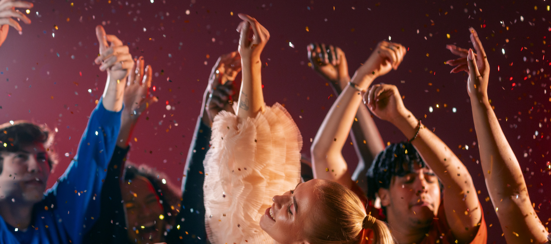 Photos mains levées sur fond nocturne et confettis. Personnes faisant la fête