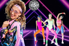 Soirée à thème années 80. 3 danseuses et une femme habillées en tenues des années 80, maillot sur legging et bandeau dans les cheveux. Fond noir avec bandes néons rose et violet