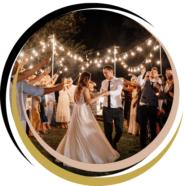 Mariés qui dansent avec tout leurs amis autour. En extérieur avec des luminaires tamisés et un cercle doré entoure la photo.