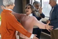Bouton Epadh. Personnes âgées heureuse de se retrouver.