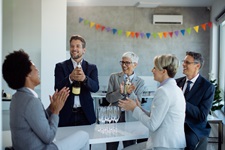 Bouton Séminaire. Plusieurs professionnels autour d'une table pour trinquer avec du champagne