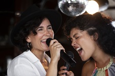 Bouton Karaoké. 2 femmes qui chantent au micro. 